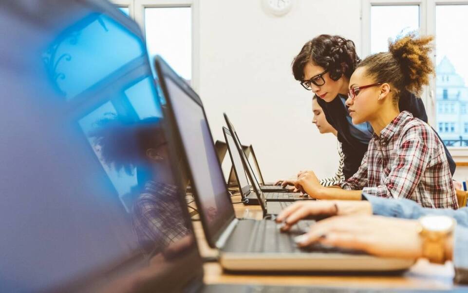 Dlaczego warto śledzić aktualności dotyczące zagrożeń w sieci?