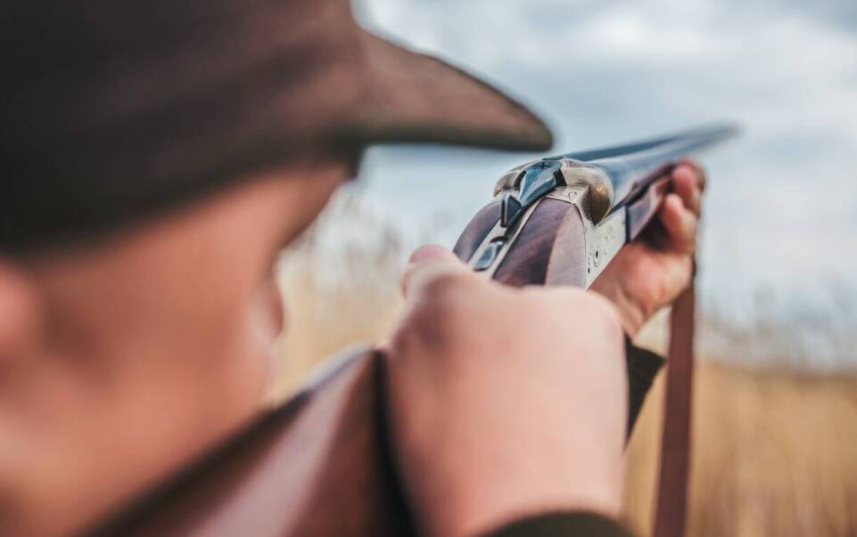 Pokrowiec na broń myśliwską a transport – jak zapewnić bezpieczeństwo podczas podróży?