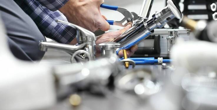Jakie są objawy problemów z instalacjami wodnymi i kiedy wezwać hydraulika?