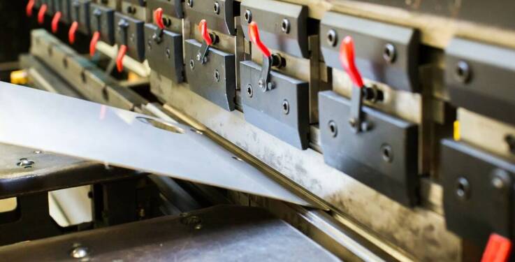 Jakie są kluczowe parametry techniczne przy wyborze gilotyny do cięcia blachy?