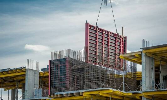 Jakie innowacyjne rozwiązania wspierają budowę hal z płyt warstwowych?