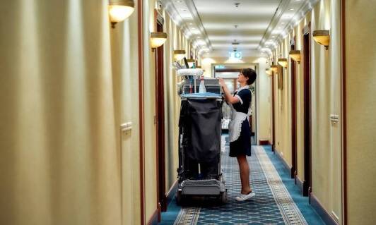 Z jakich pomocy do sprzątania korzysta obsługa hotelowa?
