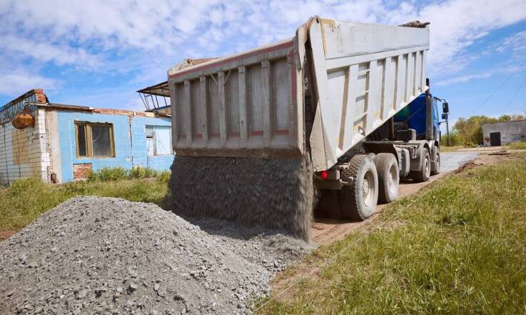 Jakie są zalety korzystania z lokalnych usług transportowych żwiru?