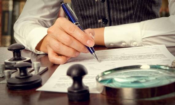 Notariusz a umowy darowizny – dlaczego warto skorzystać z pomocy specjalisty?