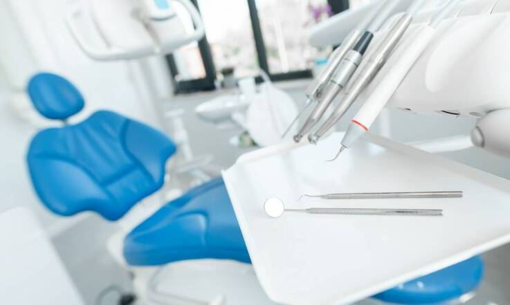 Jakie są zalety korzystania z usług doświadczonego stomatologa w zakresie rekonstrukcji zębów?