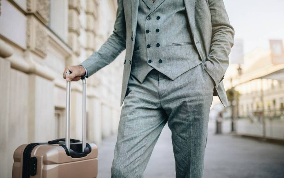 Bezowy garnitur męski jako alternatywa dla tradycyjnych kolorów w modzie męskiej