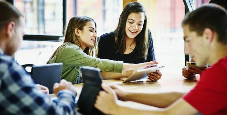 Jakie technologie wpływają na nauczanie w Międzynarodowej Akademii Nauk Stosowanych?