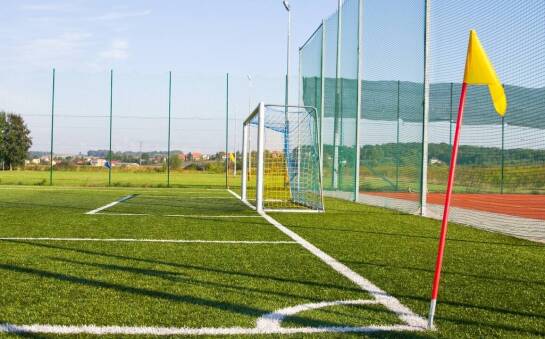 Rola ergonomicznych rozwiązań w wyposażeniu boisk sportowych