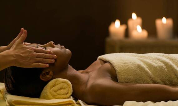 Masaż Abhyanga a medycyna naturalna – jak się uzupełniają?