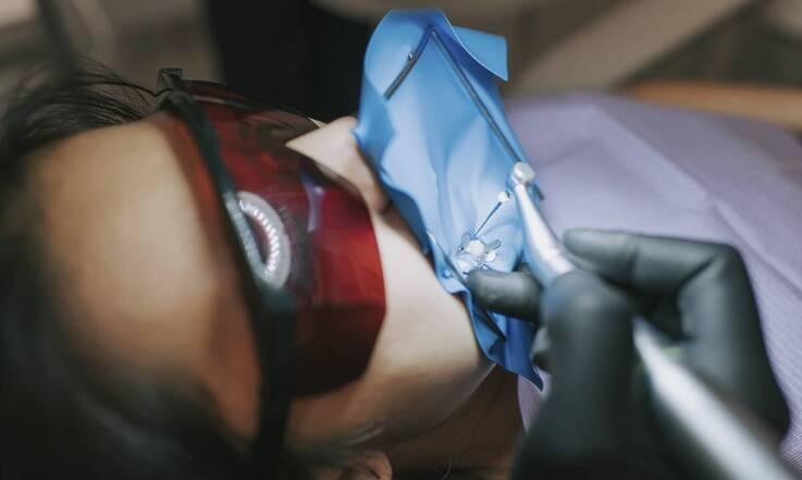 Jakie są zalety korzystania z mikroskopu w endodoncji oferowanej przez dentystę w Łowiczu?