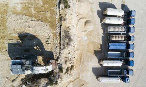 Transport materiałów sypkich – kluczowe aspekty organizacji logistyki budowy