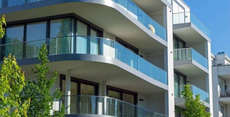 Jakie trendy dominują w projektowaniu balkonów dostawnych w nowoczesnym budownictwie?