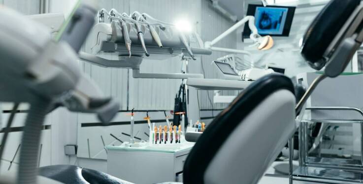 Jakie są koszty odbudowy zębów i co wpływa na ich wysokość?