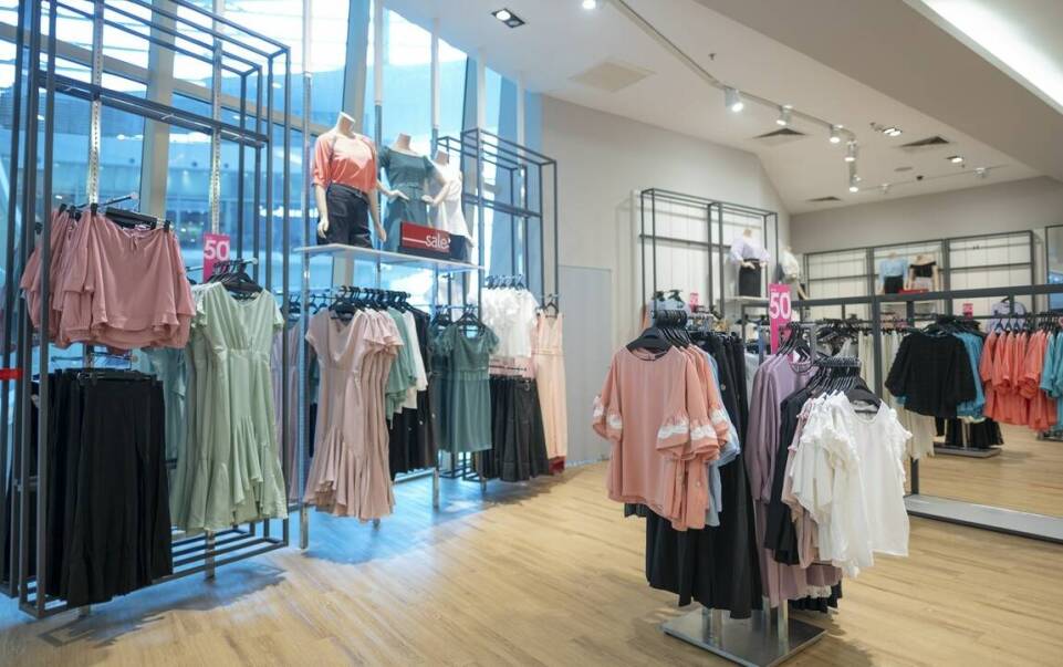 Jakie trendy modowe dominują w końcówkach kolekcji?