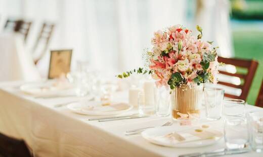 Jak jednorazowe obrusy papierowe wpływają na estetykę stołu w gastronomii?