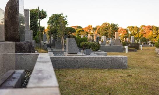 Tabliczki nagrobkowe dla dzieci – jak podejść do ich projektowania?