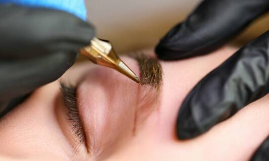 Jakie techniki stosuje się przy makijażu permanentnym w salonie kosmetycznym?