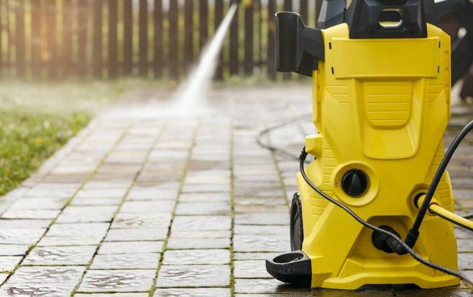 Czym charakteryzuje się profesjonalne czyszczenie kostki brukowej?