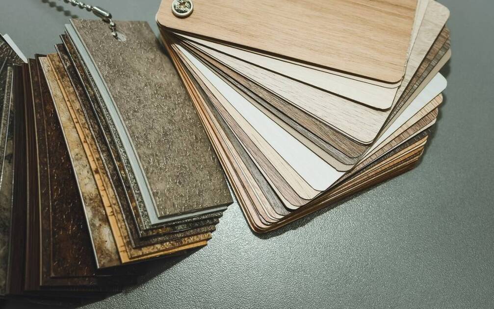 Różnorodność wykończeń płyt meblowych – jak wybrać odpowiednie dla siebie?