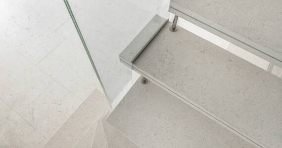 Jak beton strukturalny może odmienić charakter Twojego salonu?