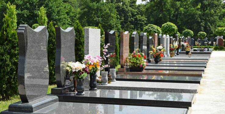 Jak wybrać odpowiednią firmę do opieki nad grobami?