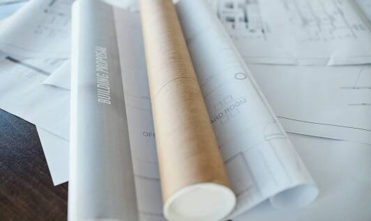 Jakie są kluczowe aspekty montażu antresoli przemysłowych?