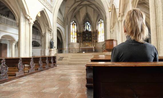 Wsparcie kancelarii kanonicznej w trudnych sytuacjach życiowych związanych z rozwodem kościelnym