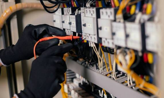 Co powinno zawierać kompleksowe podejście do serwisu elektrycznego?