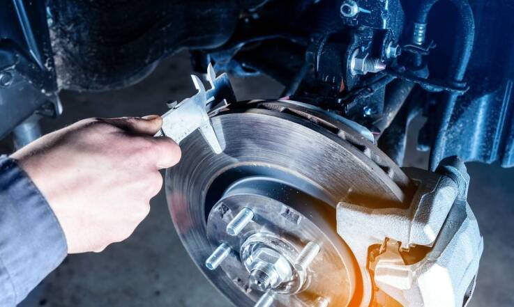 Jakie pytania warto zadać przed podjęciem decyzji o regeneracji zacisków hamulcowych w samochodzie osobowym?