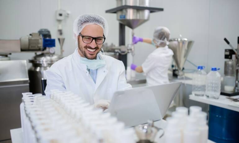 Jak nowoczesny park maszynowy wpływa na jakość produkcji suplementów diety?