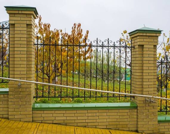 Jakie czynniki wpływają na wartość ogrodzeń murowanych w obiektach komercyjnych?