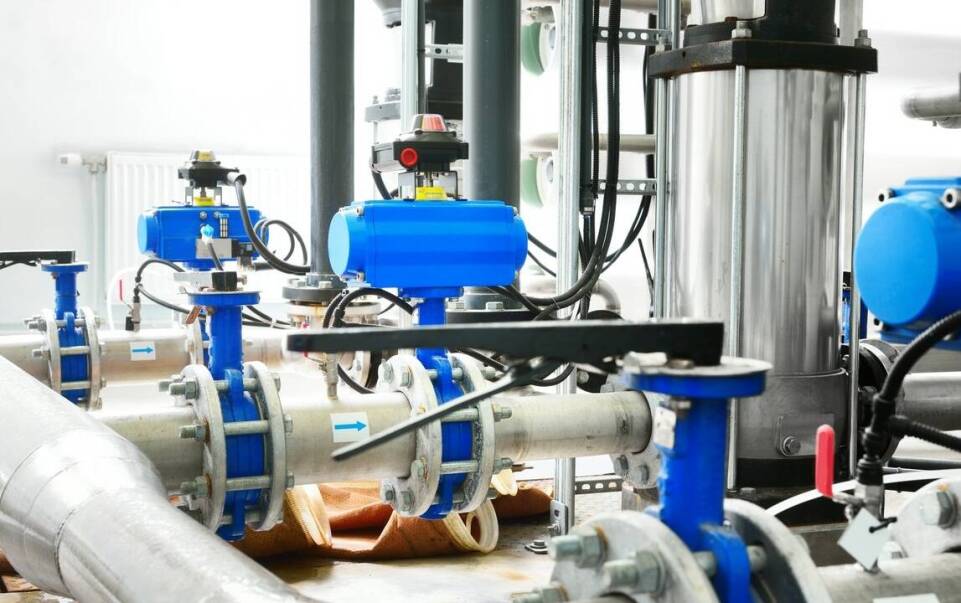 Jakie są zalety kompleksowego montażu instalacji sanitarnych w obiektach przemysłowych?
