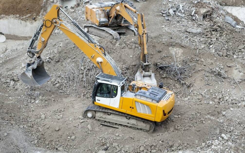 Etapy realizacji wyburzeń dużych obiektów z wykorzystaniem ciężkiego sprzętu