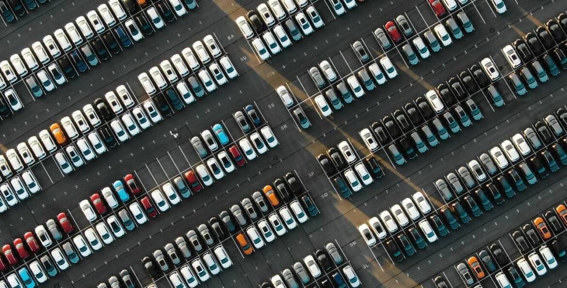 Jakie opcje płatności oferują parkingi w pobliżu lotniska?