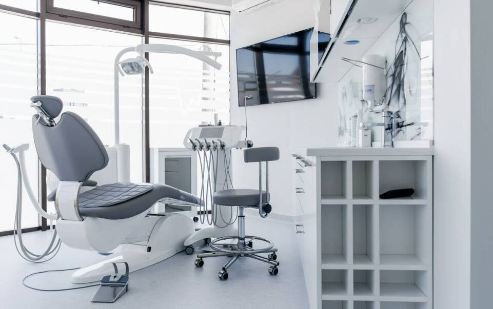 Jak krzesła sklejkowe niskie wpływają na komfort pracy w laboratoriach?