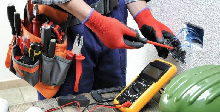 Dlaczego regularne przeglądy instalacji elektrycznych są kluczowe dla bezpieczeństwa?