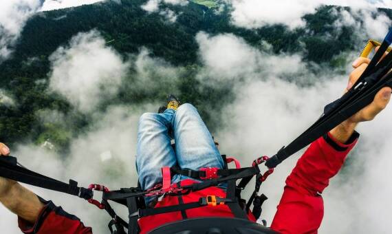 Jakie opcje filmowania można wybrać przy rezerwacji skoku ze spadochronem?