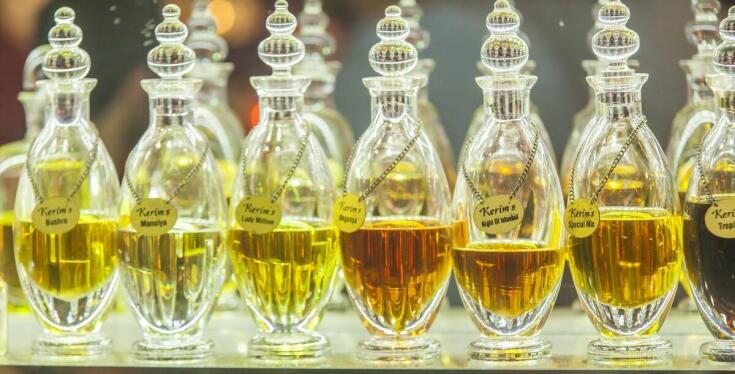Sekrety francuskich perfum: jak testować zapachy przed zakupem?