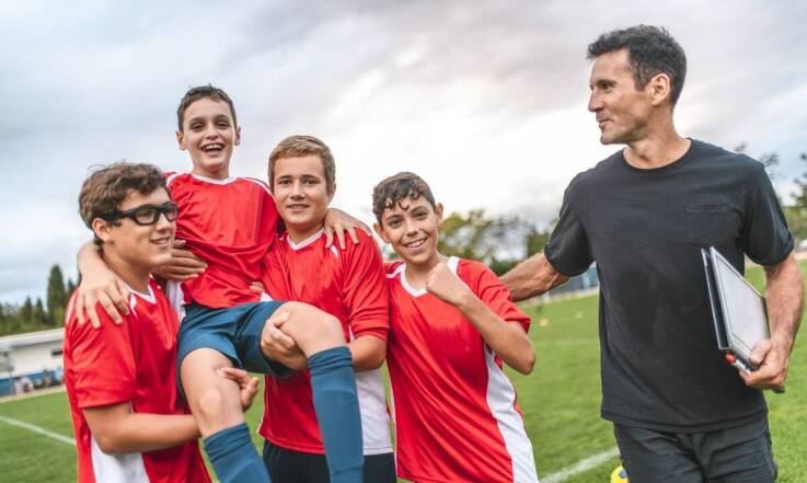 Dlaczego obozy sportowe nad morzem są idealnym wyborem na wakacje?