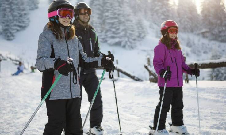 Kurtki narciarskie damskie – jak dopasować je do swojej sylwetki?
