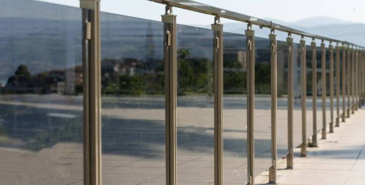 Porównanie parapetów aluminiowych na wymiar z innymi materiałami