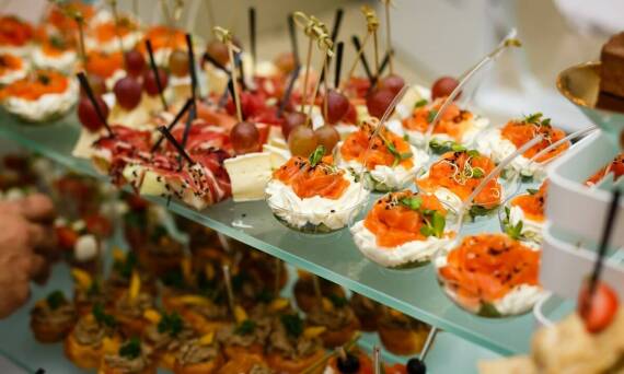 Finger food na świąteczne przyjęcia – co warto zamówić?