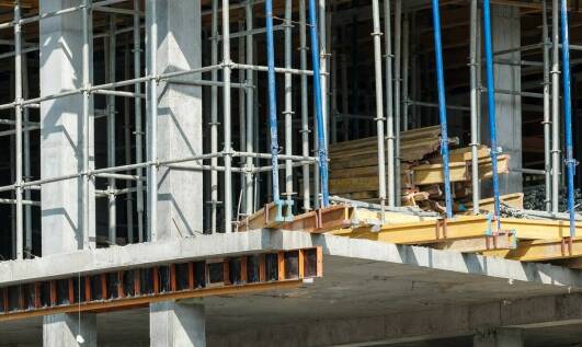 Jak przygotować się do wynajmu dźwigów na budowę?