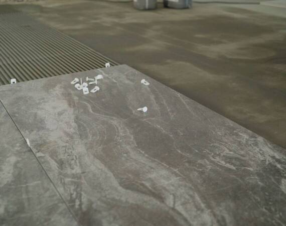 Jakie są zalety wyboru posadzek ceramicznych?