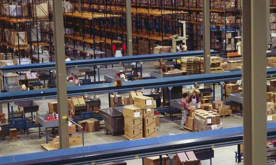 Jakie są kluczowe aspekty transportu i składowania kosmetyków w branży e-commerce?