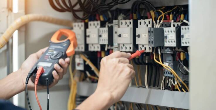 Jak szybko reagować na awarie elektryczne i minimalizować czas przestoju?