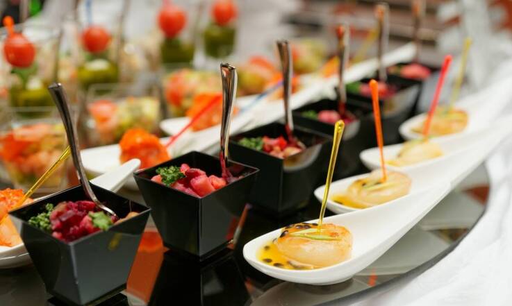 Catering dla firm – jakie są najczęstsze wymagania klientów biznesowych?