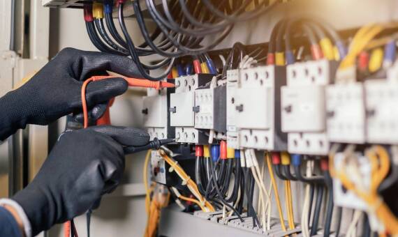 Jakie prace remontowe związane z instalacjami elektrycznymi w mieszkaniu warto powierzyć fachowcowi?