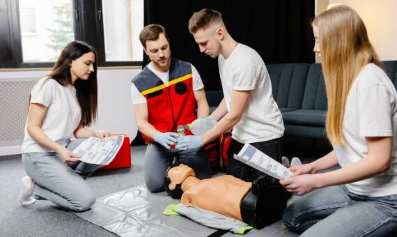 Jakie są najczęstsze wyzwania podczas organizacji szkoleń z pierwszej pomocy dla dużych grup?