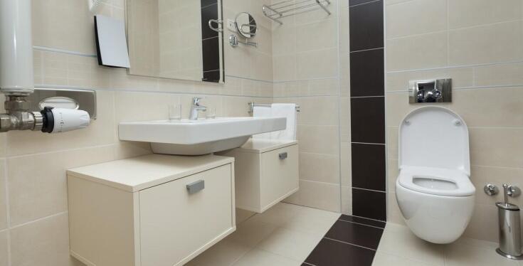 Jakie są kluczowe aspekty użytkowania siedziska do wanny dla bezpieczeństwa osób starszych i niepełnosprawnych?